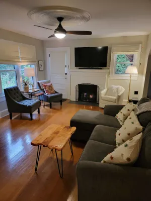 Image of Dwell Well House- Upscale 2 BR\/2 BA house downtown w\/private fenced yard