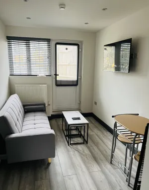 Image of White Soft, Private En-suite Double Room, Garden and Free Parking