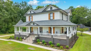 Image of Victorian mini mansion near Lake Greenwood