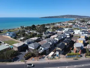 Image of Peninsula Escape 100m from water with heating and cooling