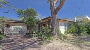 Image of Evans Retreat cottage across the road from Sandy Point Beach