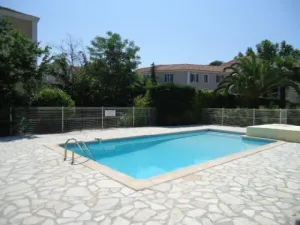 Image of SWIMMING POOL,SEASIDE, THREE PEOPLES