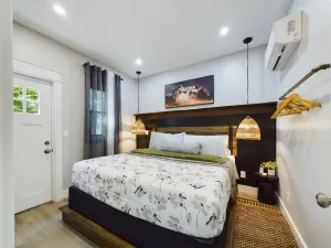 Image of Historical Entertainer 3 Bedroom Townhouse AC PNW