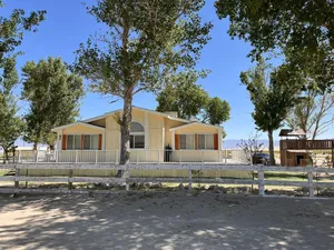 Image of Lakeside Cabin B in the Eastern Sierras