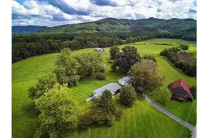 Image of Modern Farmhouse Near Windrock