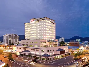 Image of 'The Sand Dollar' Central Cairns Chic with Adjacent Studio