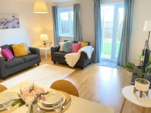 Image of Oakley Vale - Luxury 3 Bed, Garden, Free Parking, Peaceful Elite Suite