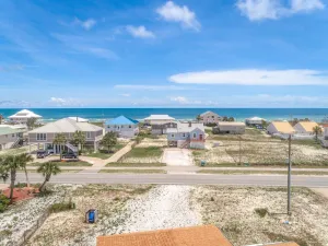 Image of 🌴 Gulf View, Nice screened porch, One block to the beach🌞
