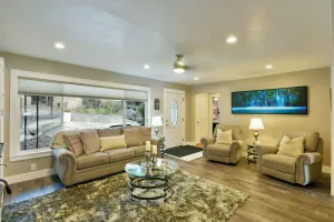 Image of Mountain Oaks Lodge hot tub and mountain adventure