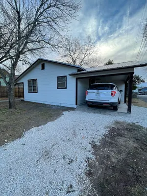 Image of Pet friendly 2\/1 home - 1 block to downtown Shiner