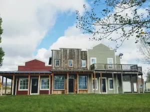 Image of Stunning 3200 sq ft home on 16 acre horse property, mountain views