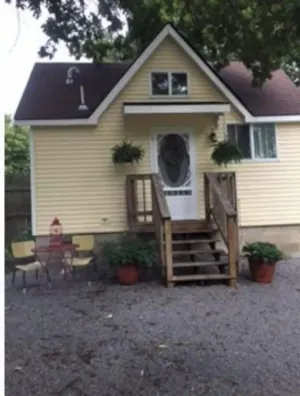 Image of Lakefront Cottage (with pool) on quiet Lake Hudson