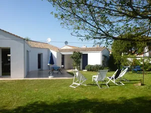 Image of Maison spacieuse avec jardin, proche forêt et plage, 3 chambres, équipements de loisirs, parking privé - FR-1-323-435