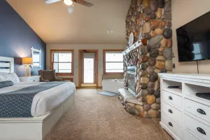 Image of Lakeside Lodge King Room w\/Jacuzzi Tub & Views of Gull Lake - Pet Friendly!