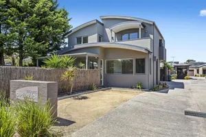 Image of CAPEL BEACH HOUSE Mornington Peninsula opposite the beach