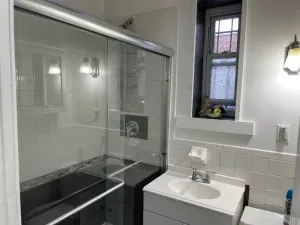 Image of Cozy and bright one bedroom apartment in great area. walk to NYC Subway and bus.