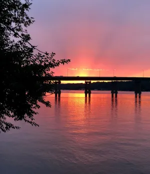 Image of The river's edge on the Mississippi