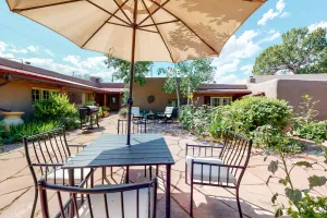 Image of Gorgeous Suite - Full Kitchen, Jetted Tub, Fireplaces - Walk to Dining, Dogs OK