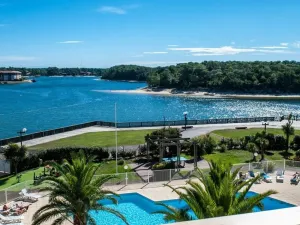 Image of Appartement pour 4 pers avec piscine et terrasse, parking privé, animaux acceptés - FR-1-379-152