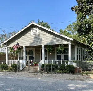 Image of Beautiful Historical Cottage on the Courthouse Square!