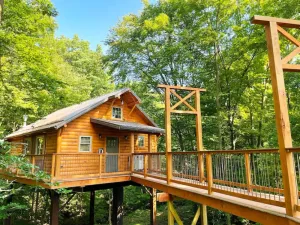 Image of Charming Treehouse Getaway with Treetop Views