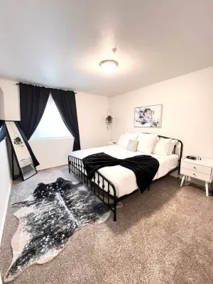 Image of Modern and Stylish KING bed Wifi FREE Parking