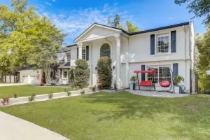 Image of Gorgeous Colonial House on the Water w\/ Pool & Jacuzzi