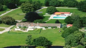 Image of Magnificent estate with swimming pool and private park for 18 people.
