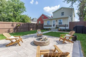 Image of Modern downtown 4-BR\/3 bath spacious home with free on site parking, sleeps 10
