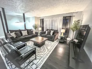 Image of Cozy & Sleek 3 bd 3 b Sleeps 8