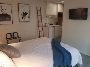 Image of Modern, private and close to town.