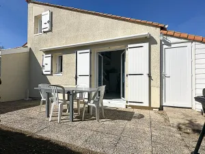 Image of **Cozy 4-Person House with Pool, Tennis, Near Beach - La Palmyre**
