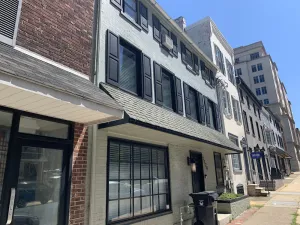 Image of Two-story condo in luxury townhouse. Free parking.
