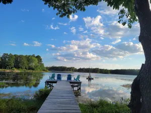 Image of Relaxing newly-renovated 3\/2 lakeside retreat with private dock