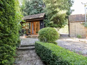 Image of WILLOW COTTAGE, romantic, with pool in Dartford