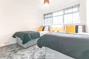 Image of 4-Bed House in Lowton Ideal for Contractors & Families
