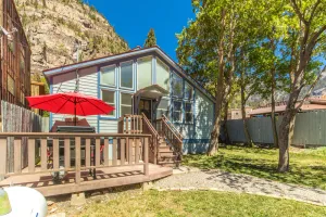 Image of Cozy Downtown Pet Friendly Home with Fiber Internet! Fenced Outdoor Area!