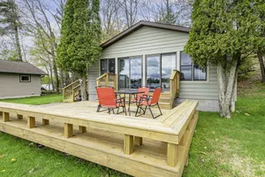 Image of Northwoods cabin on pristine Lake Thompson.