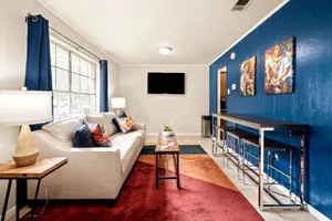 Image of Near Zoo\/Museum | 55\" TV | King 🛏| W\/D|Free🅿️| Pet✅