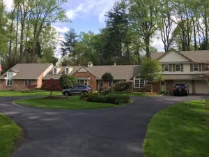 Image of Roomy 2 Bedroom Apt. w\/en Suite BA, Private Entry & Parking, Tennis Court