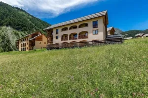Image of Mountain apartment ⭐️⭐️⭐️ heated pool, ski slopes 100m away.