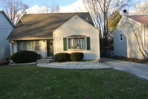 Image of Cozy, comfy, convenient, w\/ a touch of modern located in beautiful Lake Ellyn!