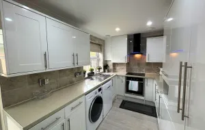 Image of Addlestone Stylish Spacious Three Bedroom House