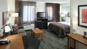 Image of Queen Studio Near IBM. Free Breakfast. Pool. Gym.
