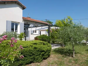 Image of House 10 mn walk from the city center with shaded garden, olive trees.