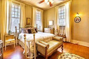 Image of Queen Size Suite with a shared Hallway Bath