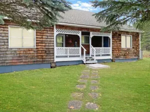 Image of Slainte - Cottage located near Downtown La Pointe with Screened-in Porch!
