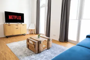 Image of Ko-Living - Captain's Suite - Altstadt - mit Küche, Smart TV & Balkon - 6P