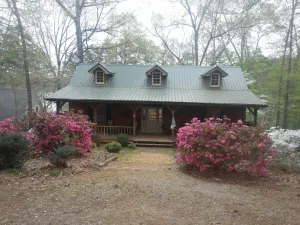 Image of Cozy cabin on Lake Hartwell.  Book your family Summer & Fall vacation today!!