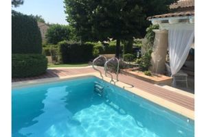 Image of Maison Dans Domaine Avec Piscine